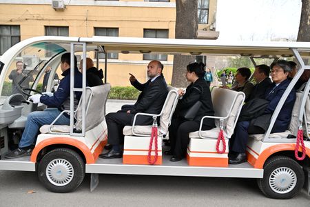 tagreuters.com2025binary_LYNXNPEL2Q04P-VIEWIMAGE