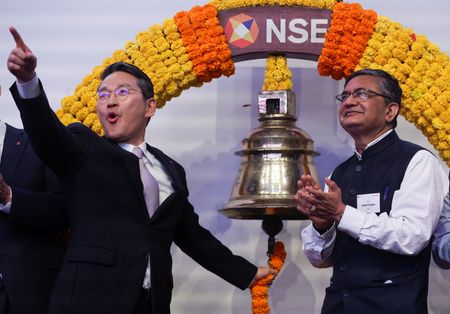 tagreuters.com2025binary_LYNXNPEL9D072-VIEWIMAGE