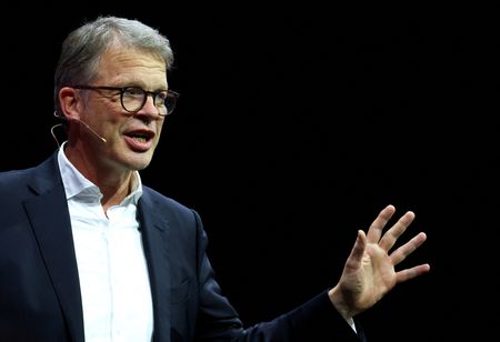 tagreuters.com2025binary_LYNXMPELAG0QN-VIEWIMAGE