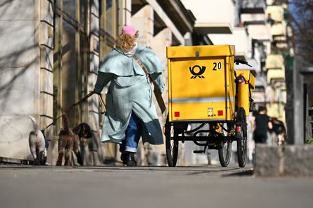 tagreuters.com2025binary_LYNXNPEL250FR-VIEWIMAGE