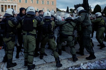 tagreuters.com2025binary_LYNXNPEL240UF-VIEWIMAGE