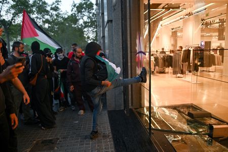 tagreuters.com2025binary_LYNXNPEL9404D-VIEWIMAGE