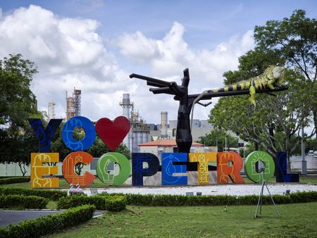 tagreuters.com2025binary_LYNXNPEL8H108-VIEWIMAGE