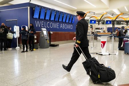 tagreuters.com2025binary_LYNXNPEL8K0EF-VIEWIMAGE