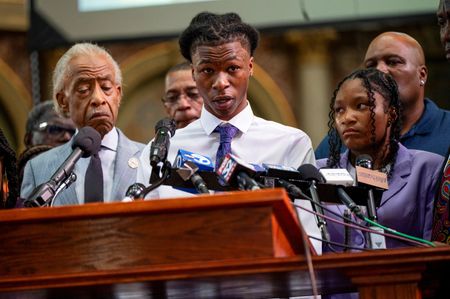 tagreuters.com2025binary_LYNXMPEL1C018-VIEWIMAGE