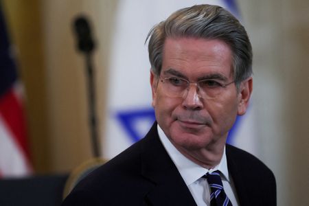 tagreuters.com2025binary_LYNXNPEL2501O-VIEWIMAGE