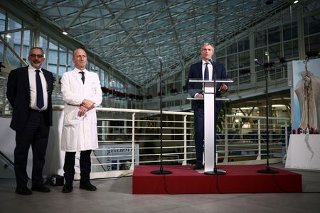 tagreuters.com2025binary_LYNXNPEL2L089-VIEWIMAGE