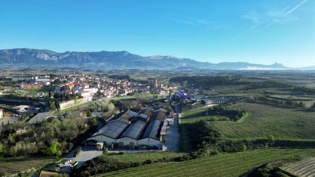 tagreuters.com2025binary_LYNXNPEL310PB-VIEWIMAGE